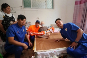 水果机-山东泰山队慰问患病小球迷 王大雷与他约定特殊庆祝动作